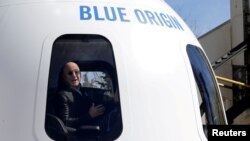 Jeff Bezos në raketën e kompanisë së tij, Blue Origin.