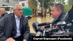 Сергей Аксенов и Сергей Бороздин инспектируют наводнение в Керчи