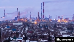 За даними штабу, завод є найпотужнішим нафтопереробним підприємством у Росії з обсягом переробки понад 21 мільйона тонн на рік