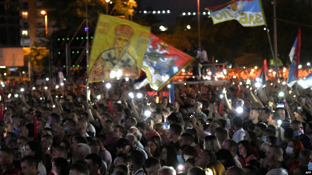 Верници пред Храмот на Христовото воскреснување во Подгорица.