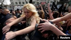 Українська активістка руху FEMEN в Парижі, 4 квітня 2013 року