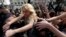 Українська активістка руху FEMEN в Парижі, 4 квітня 2013 року
