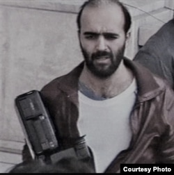 Paul Cozighian, împreună cu camera de filmat care a surprins evenimentele din zilele în care comunismul s-a prăbușit în România.