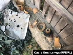 Частини 125-мм снарядів, якими обстрілювали територію квартирування українських військових. Такий калібр, за словами армійців, мають, зокрема, танки і самоходні артилерійські установки (САУ)