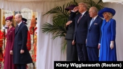 Trump stoji pored kralja Charlesa III, kraljice Camille, Melanije Trump, princeze Kate i princa Williama tokom izvođenja državne himne u dvorcu Windsor, u Windsoru, Engleska, u srijedu, 17. septembra 2025.