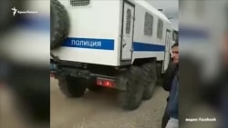 Очевидцы сняли на видео, как ФСБ в Крыму проводит обыски (видео)