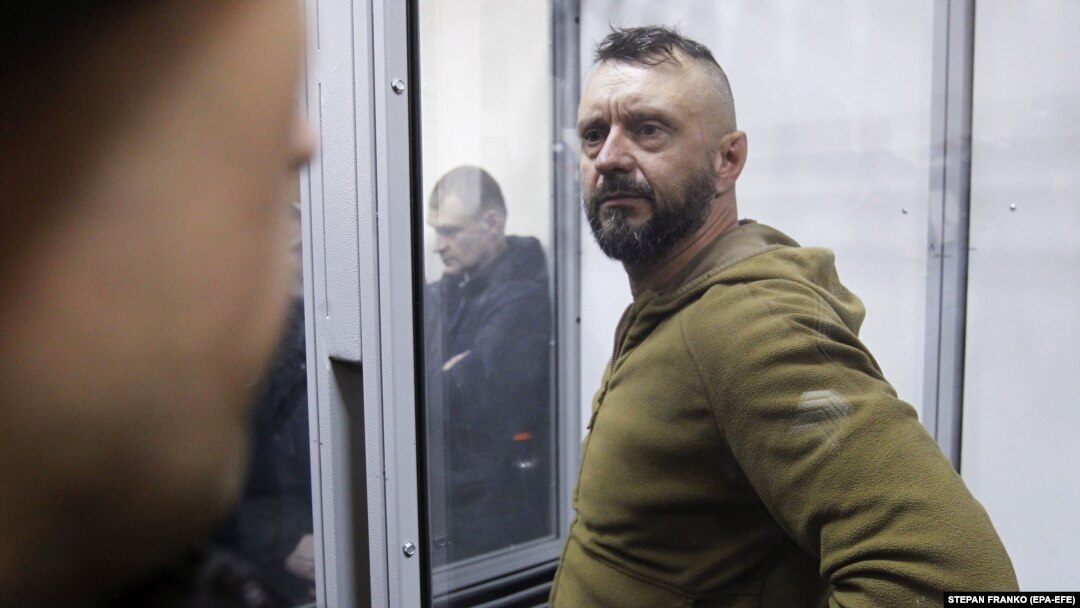 Поміж іншого, адвокати клопотали про можливість Антоненку перебувати не в клітці, а поруч із ними
