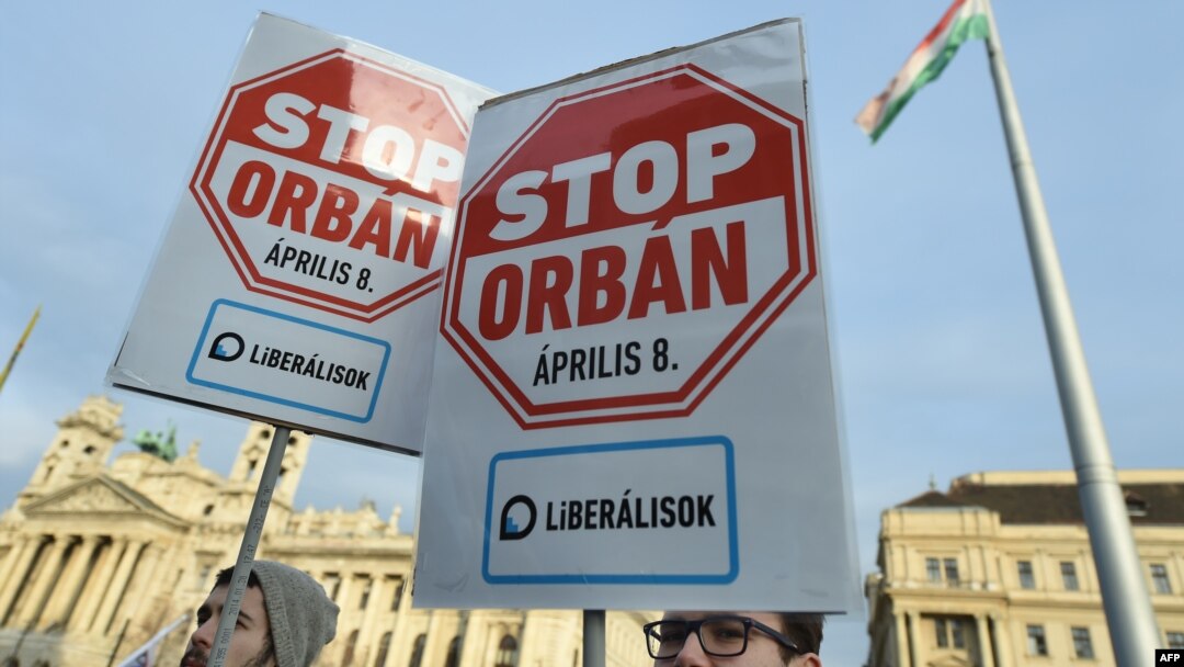 Будапешт. Демонстранты призывают голосовать против партии ФИДЕС премьер-министра Виктора Орбана