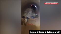 Російський солдат просувається газовою трубою, що веде до Куп'янська. Вересень 2025 року