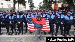 Демонстрант на протестите во Тирана 
