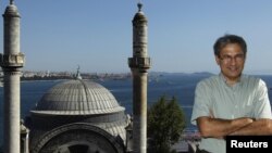 Orhan Pamuk, pe balconul apartamentului său din Istanbul.