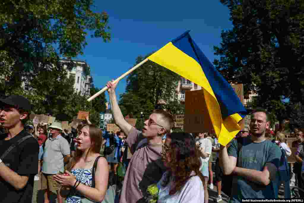 Крім «картонок», люди брали на протести й прапори
