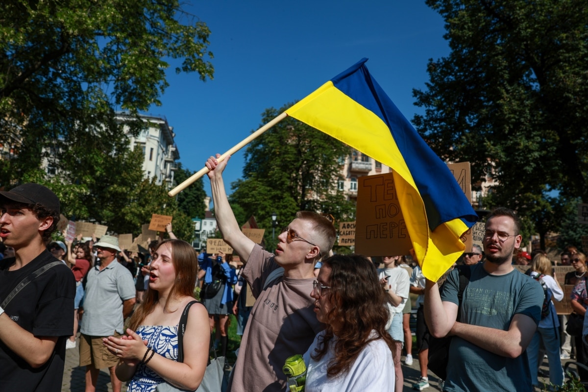 Крім «картонок», люди брали на протести й прапори
