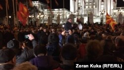 Protestçiler Makedoniýanyň adyny üýtgetmek boýunça gelen ylalaşyga garşy protest geçirýärler. 28-nji noýabr, 2018 ý.