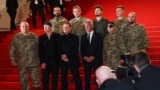Боно, Едж та Шон Пенн разом із українськими військовослужбовцями на червоній доріжці 78-го Каннського кінофестивалю перед показом документального фільму «Боно: Історії капітуляції». Канни, Франція, 16 травня 2025 року
