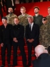 Боно, Едж та Шон Пенн разом із українськими військовослужбовцями на червоній доріжці 78-го Каннського кінофестивалю перед показом документального фільму «Боно: Історії капітуляції». Канни, Франція, 16 травня 2025 року