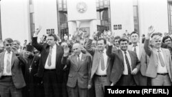 Mircea Snegur (al doilea din stânga) la proclamarea independenței R. Moldova, 27 august 1991, Chișinău (foto Tudor Iovu)