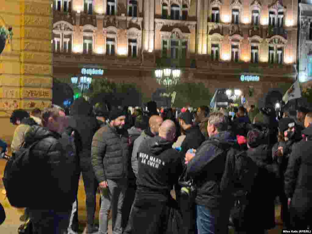 Opozicioni odbornik iz pokreta &quot;Bravo&quot; Miran Pogačar izjavio je da njemu i njegovim kolegama policija nije dozvolila da uđu u prostorije Gradske kuće i predaju zahteve protesta.&nbsp;Demonstranti, koji su se okupili na poziv parlamentarnih opozicionih stranaka i udruženja građana, traže ostavke premijera Srbije Miloša Vučevića i gradonačelika Novog Sada Milana Đurića, kao i hitno hapšenje i kažnjavanje odgovornih za nesreću na Železničkoj stanici. Traže i uvid javnosti u ugovor sa kineskim konzorcijumom, koji je rekonstruisano stanicu.