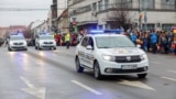 În România sunt 11.000 de polițiști locali, care lucrează în 624 de secții. Ei ar trebui să vegheze la liniștea oamenilor și să rezolve problemele apărute în comunitățile locale. În imagine: trei autoturisme ale Poliției Locale participă la parada de ziua națională, la Cluj. 