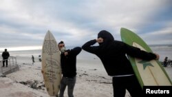 Surferi u Kejptaunu, Južna Afrika