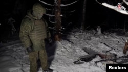 Ministerul Apărării rus prezintă o dronă doborâtă în urma unui presupus atac cu drone asupra reședinței lui Putin.