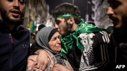 Палестинец, освободен от израелски затвор, прегръща майка си. 26 ноември 2023 г.
