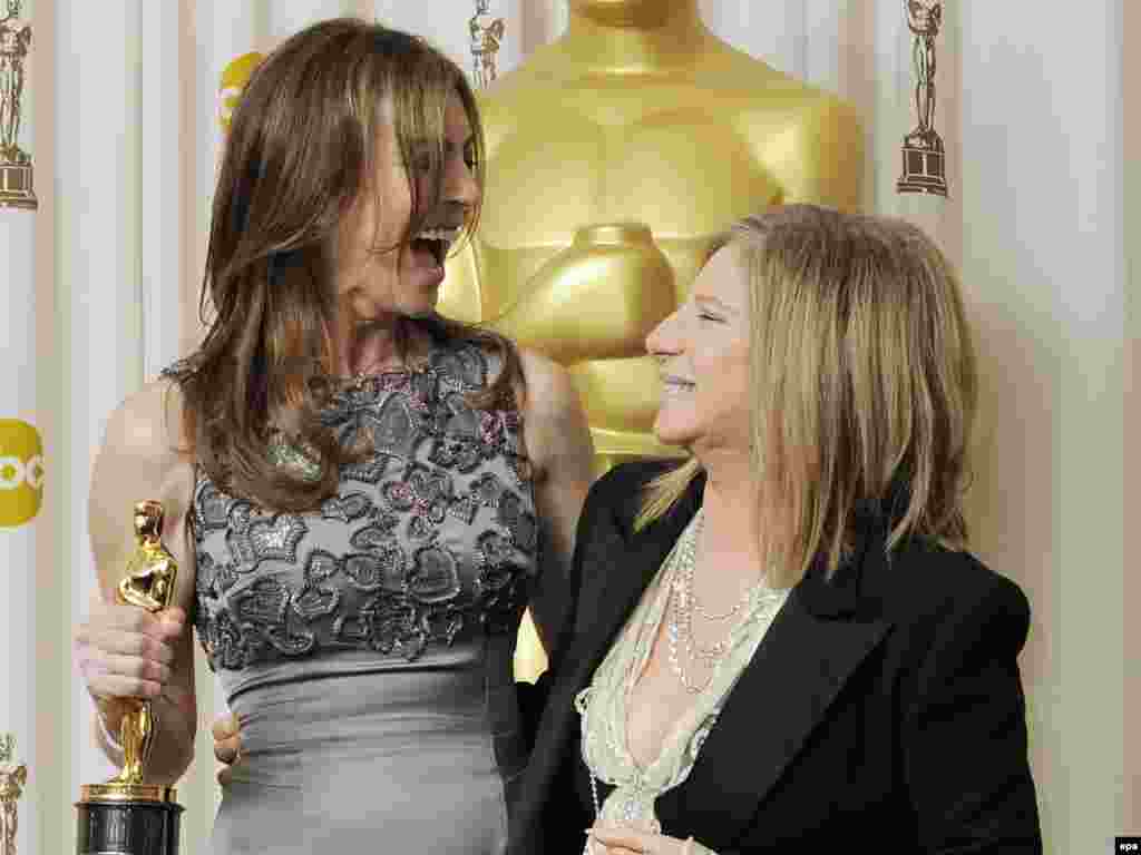  Kathryn Bigelow i Barbara Streisand - Foto: EPA/PAUL BUCK