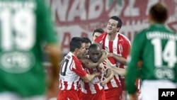 بازیکنان المپیکوس، بعد از به ثمر رساندن گل شادی می کنند. آنها بازی را چهار بر صفر بردند.