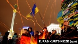 İtibar inqilâbınıñ iştirakçileri Mustaqillik meydanında, Kyiv, 2013 senesi noyabrniñ 13-ü