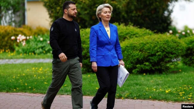 European Commission President Ursula von der Leyen and Ukraine's President Volodymyr Zelenskiy arrive for a joint press conference in Kyiv on May 9.