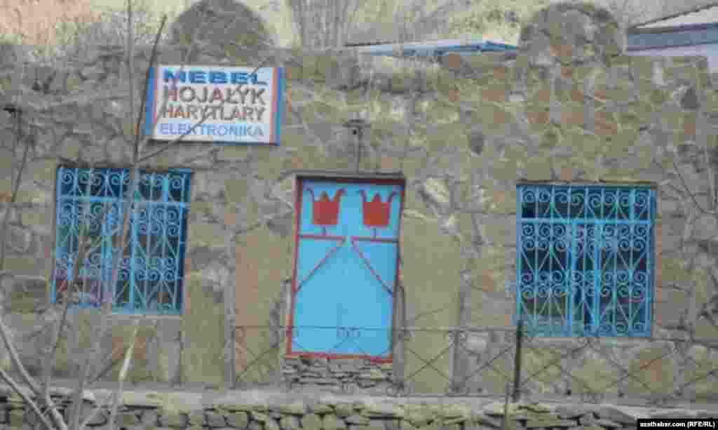 Gadymy ge&ccedil;mişde bu &yacute;erlerde grekleriň &yacute;aşandyklary barada-da g&uuml;rr&uuml;ňler bar. Obada daşdan gurlan k&auml;bir ja&yacute;lar grek medeni&yacute;etine degişli ja&yacute;lary &yacute;atlad&yacute;ar.