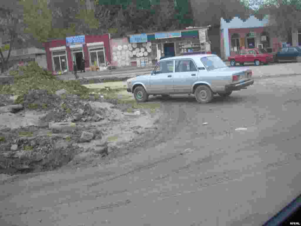 Yolun yeni tikilən körpülərin yanından düşəcəksə, maşınını yuma! Körpülərin ətrafı toz və palçıqdır