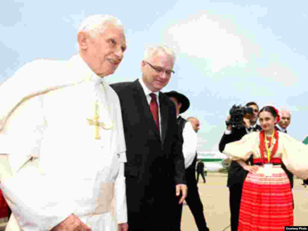 Papa i predsjednik Hrvatske Ivo Josipović na aerodromu u Zagrebu, 4. lipanj 2011. Foto:Hina / POOL / Damir Senčar