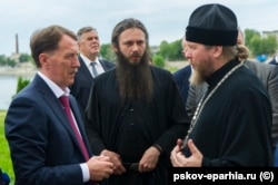 Вице-премьер правительства РФ Алексей Гордеев, иеромонах Серафим (Козулин), митрополит Тихон (Шевкунов), совещание в Пскове, 2019 год