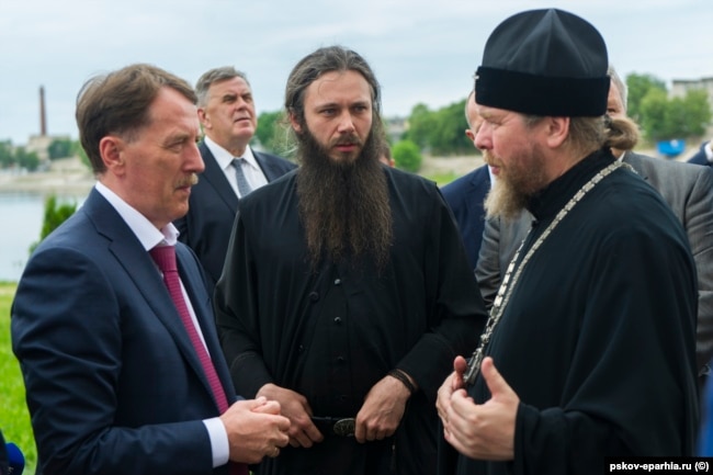 Вице-премьер правительства РФ Алексей Гордеев, иеромонах Серафим (Козулин), митрополит Тихон (Шевкунов), совещание в Пскове, 2019 год