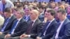Ilie Bolojan (în centru) este singurul candidat la funcţia de preşedinte al PNL. În dreapta sa, preşedintele României, Nicuşor Dan, prezent la eveniment.