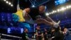 Український боксер Олександр Усик святкує перемогу над британським чемпіоном світу Ентоні Джошуа, танцюючи гопак. Лондон, 25 вересня 2021 року