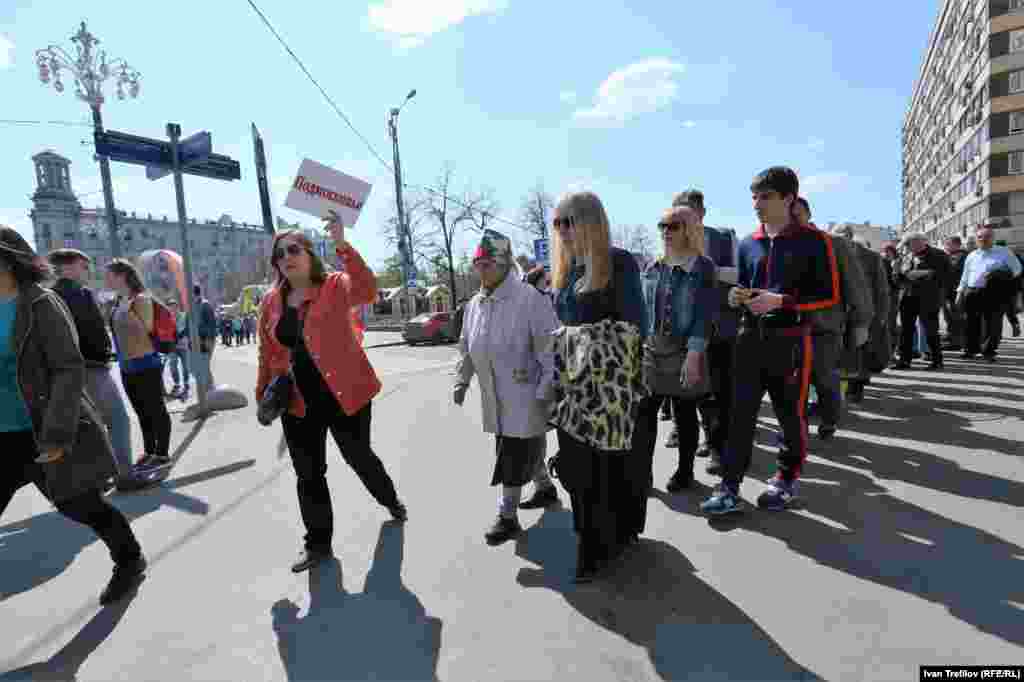 Официальное шествие закончилось, своих сторонников на митинг собирает Владимир Жириновский. Собравшихся расставили в колонны, пошли по приказу организаторов