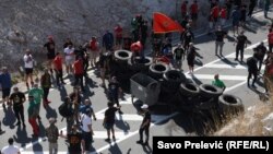 Na kilometar od ulaska u Cetinje (iz pravca Podgorice) protivnici ustoličenja postavili su barikade, uglavnom od automobilskih guma (4. septembar 2021)