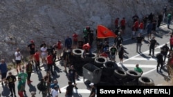 Protestuesit ngritën barrikada, kryesisht prej gomash të makinave, një kilometër nga hyrja për në Cetinje.