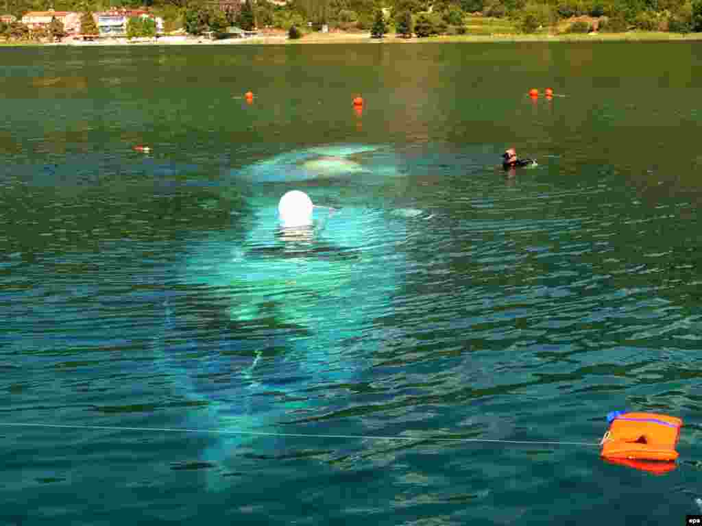 Makedonija - Potonuo brod - Na Ohridskom jezeru je potonuo brod sa turistima iz Bugarske. 15 ljudi je poginulo. 05.09.2009.