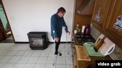 Андрій готує чай