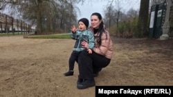 Біженка з Запоріжжя Яна Холодна з сином Семеном у Брюсселі, Бельгія. 6 лютого 2026 року