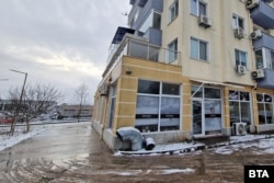 Салон за красота разположен в жилищен блок в бургаския квартал "Меден рудник". В търговския обект бяха извършени проверки от органите на реда, по повод на подаден към полицията сигнал, за изтекли в интернет пространството записи от видеокамери в салона.