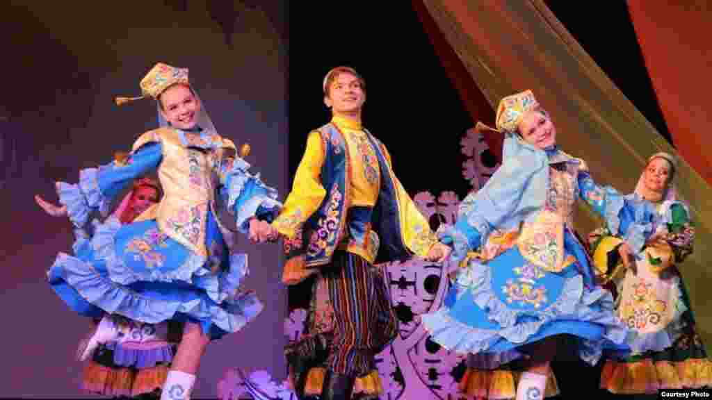 &quot;Бу рәсемнәрдә төсләр, бизәүләр, баш киемнәре, изүне костюм өстеннән кую, алъяпкычны чуар күлмәк белән кию &ndash; барысы да татар киемен эстетик һәм форма ягыннан бозып күрсәтү&quot;