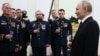 Президент России Владимир Путин с награжденными медалью "Золотая Звезда" и получившими звания "Героев России" за участие в войне против Украины офицерами Минобороны и Росгвардии в День защитника Отечества в Кремле. Москва, 23 февраля 2025 года