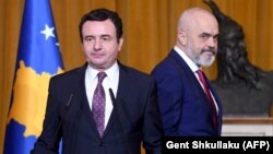 Kryeministri i Kosovës, Albin Kurti dhe ai i Shqipërisë, Edi Rama gjatë konferencës së përbashkët për media. Tiranë, 11 shkurt, 2020.