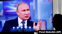 Viewers of President Vladimir Putin's Direct Line show this year were hoping for fireworks when he confronted officials with complaints from disgruntled constituents. That didn’t happen. 