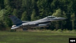 Истребитель F-16 на взлете