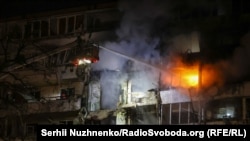 Рятувальники ліквідовують наслідки російського удару по Києву, 25 листопада 2025 року 